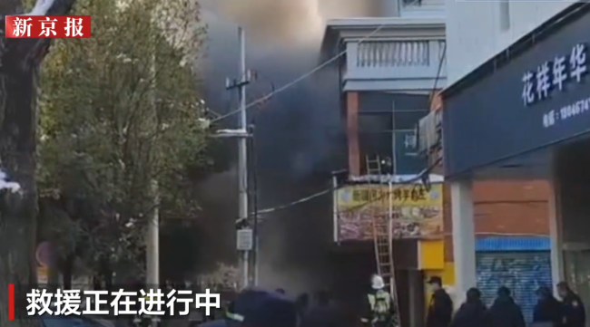 现场画面：江西火灾多人从二楼跳下被民警接住